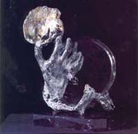 Ofrenda. Bronce, 1998. Es la adaptaci&oacute;n tem&aacute;tica a un objeto, en este caso un espejo modernista